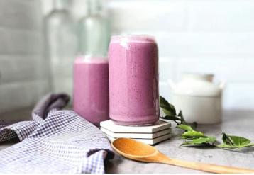 Een romige aardbeien smoothie met natuurlijke PowerFood proteïne. Ideaal voor een vegan, biologisch en gezond dieet, boordevol natuurlijke eiwitten en energie