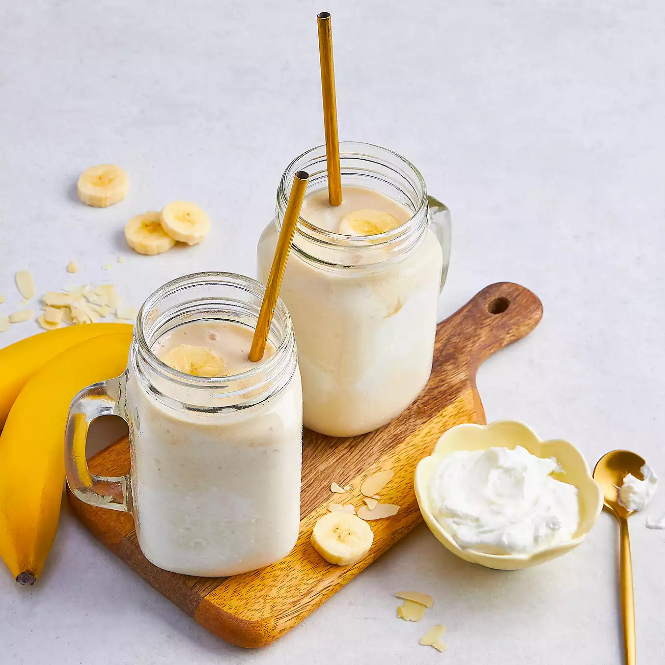 Twee glazen potjes gevuld met PowerFood BIO Bananen Proteine Shake, een biologische, vegan en natuurlijke eiwit-optie. 